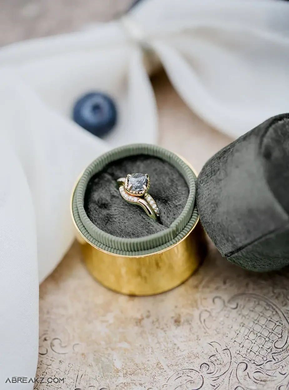 gold-ring-with-white-dimonds-and-a-large-stone